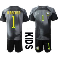 Camisa de Futebol Brasil Alisson Becker #1 Goleiro Equipamento Principal Infantil Mundo 2022 Manga Curta (+ Calças curtas)